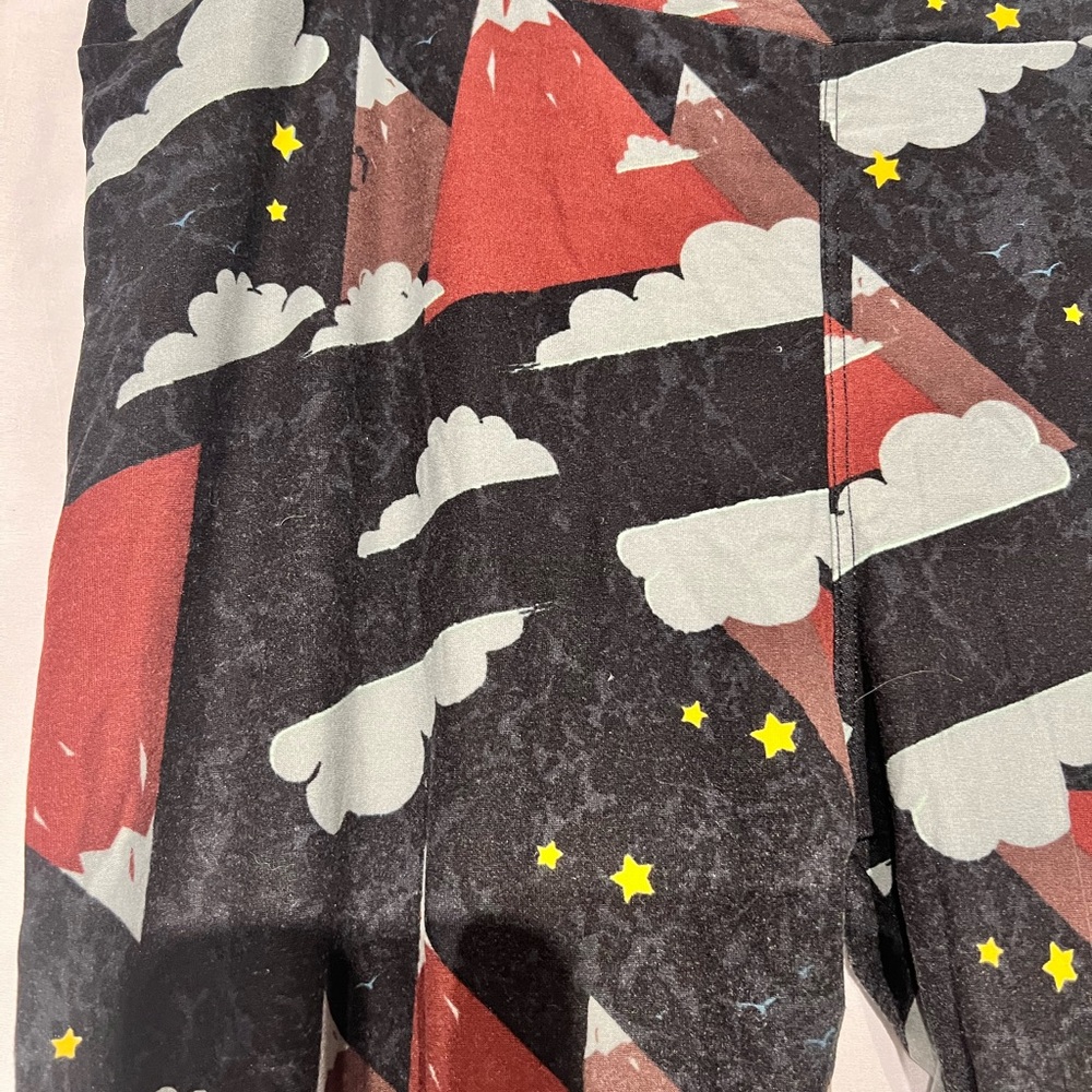 TC Lularoe legging with mountains 🏔️ on them